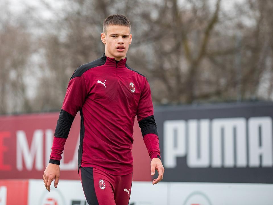 包含赛地聚焦：葡超转会期热度飙升；AC米兰迎来里程碑；震撼外界；纪律约束更严格的词条-雷竞技官方在线